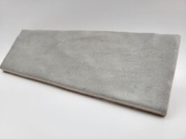 Płytki ścienne szare matowe - Peronda Harmony Sahn grey 6,5x20 cm. Płytki z wyjątkową powierzchnią, wyglądającą na ręcznie uformowaną ceramikę ścienną.