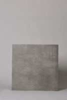 Szare płytki podłogowe - SINTESI Flow grey 60x60 cm. Włoskie, rektyfikowane gresy z matową powierzchnią, imitującą beton.