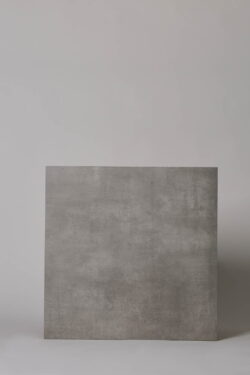 Szare płytki podłogowe - SINTESI Flow grey 60x60 cm. Włoskie, rektyfikowane gresy z matową powierzchnią, imitującą beton.