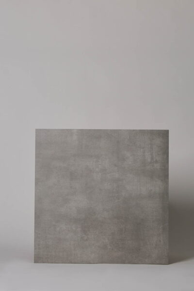 Szare płytki podłogowe - SINTESI Flow grey 60x60cm. Włoskie rektyfikowane gresy z matową powierzchnią .