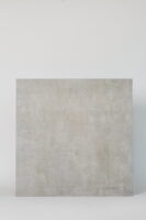 Włoskie szare płytki podłogowe, TUSCANIA My S’tile grey. Wielkoformatowe płytki w kwadratowym formacie 90x90cm, imitujące beton.