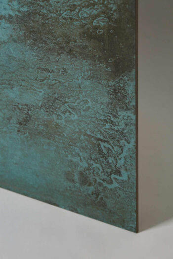 Turkusowe płytki łazienkowe - Caesar Alchemy Tc. Mint 60x60 cm. Płytka metalizowana na podłogę i ścianę w turkusowym kolorze.