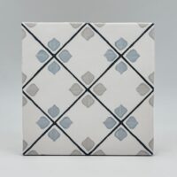 Białe płytki z niebieskoszarym wzorem i czarną kratką - Peronda Harmony Tanger Silver Rhomb 12,3x12,3cm.