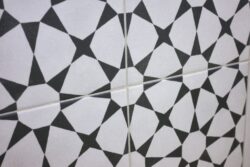 Harmony Cuban White Star 22,3x22,3 - Kafle patchworkowe na ścianie. Płytki z czarnym wzorem w gwiazdy.