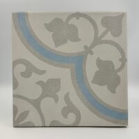 Harmony Havana Silver Ornate 22,3x22,3 - płytka z ornamentem oraz jasnoszarą, matową powierzchnią.