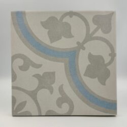 Harmony Havana Silver Ornate 22,3x22,3 - płytka z ornamentem oraz jasnoszarą, matową powierzchnią.