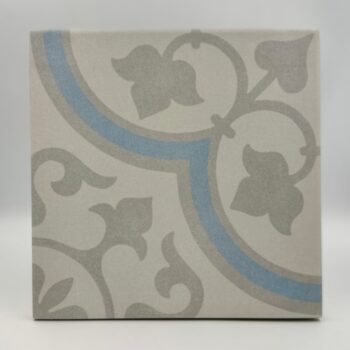 Harmony Havana Silver Ornate 22,3x22,3 - płytka z ornamentem oraz jasnoszarą, matową powierzchnią.