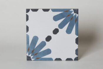 Kafle z motywem roślinnym - Aruba Daisy Blue 22,3x22,3 cm. Płytki z abstrakcyjnym motywem kwiatowym - roślinnym w kolorze niebieskim z białym tłem. Kafelki hiszpańskie z matową powierzchnią na podłogę i ścianę.