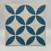 Peronda Havana White Petals 22,3x22,3cm - Płytka niebieski wzór. Kafelki na podłogę i ścianę z białą, matową, antypoślizgową powierzchnią ze wzorem.
