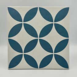 Peronda Havana White Petals 22,3x22,3cm - Płytka niebieski wzór. Kafelki na podłogę i ścianę z białą, matową, antypoślizgową powierzchnią ze wzorem.