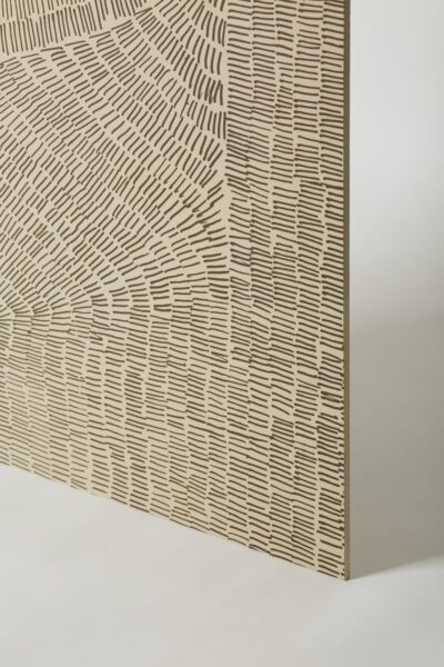 Płytki dekoracyjne do salonu - Refin Fossil beige 60x60 cm. Kafle ozdobne na podłogę i ścianę z brązowym wzorem na beżowej, matowej powierzchni.