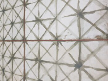 Płytki geometryczny wzór - Peronda Fs Temple Sage 45x45 cm. Zbliżenie na powierzchnię płytki ze sztuczną fugą i geometrycznym wzorem w kolorze zieleni szałwiowej.
