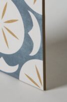 Płytki podłogowe wzorzyste - Aruba Arabis 22,3x22,3 cm. Kwadratowe kafelki ceramiczne na podłogę z niebiesko - brązowym ornamentem od hiszpńskiej fabryki Peronda Harmony.