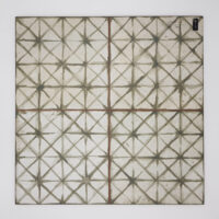 Płytki w geometryczne wzory, szałwia - Peronda Fs Temple Sage 45x45 cm. Hiszpańskie kafle na podłogę i ścianę ze wzorem w kolorze zieleni szałwiowej, który przypomina pociągnięcia pędzla akwareli.