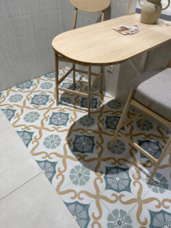 Płytki we wzory na podłogę Harmony Soroa Aqua 22,3x22,3