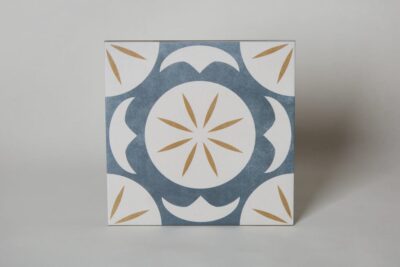 Płytki wzorzyste - Aruba Arabis 22,3x22,3 cm. Śliczne kafelki na podłogę i ścianę z niebiesko - brązowym ornamentem. Płytki Peronda Harmony do salonu, kuchni, łazienki.
