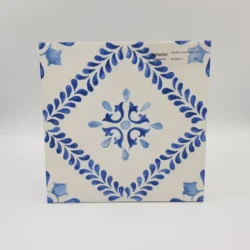 Płytki ze wzorami - Harmony Peronda Mestral Diamond 22,3x22,3 cm. Białe tło, niebieski wzór