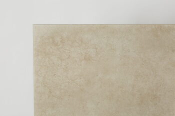 Beżowe płytki - Materika sand 60x120 cm. Powierzchnia płytki Materika Sand z widocznymi przetarciami i żyłkowaniem. Imitacja betonu w kolorze pisakowym (beżowo - żółtym).