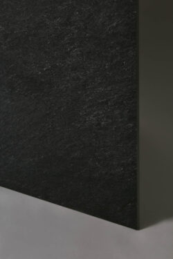 Gres ciemny - LA FABBRICA Storm dark 80x80 cm. Włoskie płytki imitujące kamień na podłogę i ścianę.
