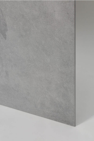Gres szkliwiony imitacja kamienia - CAESAR Slab silver 60x60cm. Płytka w kolorze szarym - srebrny na podłogę i ścianę z matową powierzchnią ze złobieniami - rowkami.