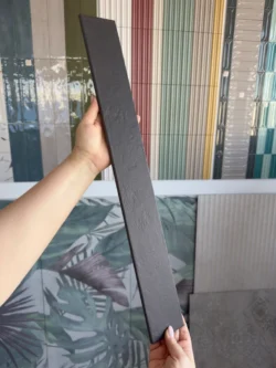 Realne zdjęcie wzornika ciemnoszarej płytki Marca Corona Longarine Calcecreta Ombra 7,5x60 J851