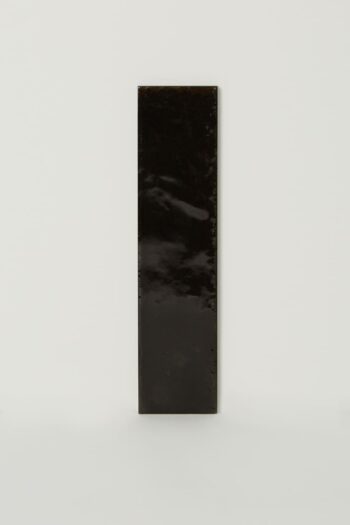 Włoska czarna płytka cegiełka na ścianę lub podłogę retro - z efektem zużycia - MARAZZI lume black lx M6RP. Kafelki ceramiczne do łazienki lub kuchni jako fartuch między meblami