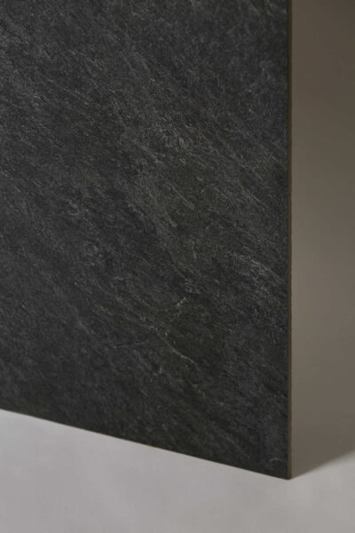 Płytki gresowe imitacja kamienia - LA FABBRICA Storm dark 60x120 cm. Włoski, ciemny gres z efektem kamienia na podłogę i ścianę.