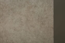 Szaro beżowe płytki - Materika greige. Zbliżenie na strukturę płytki imitującej beton, widoczne żyłki i ślady przetarcia.