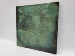 Kwadratowe płytki na ścianę, zielone - Peronda Harmony Legacy green 15×15 cm. Hiszpańskie kafelki w metalicznej zieleni z przetarciami, przebarwieniami. Płytki postarzane do łazienki lub kuchni.