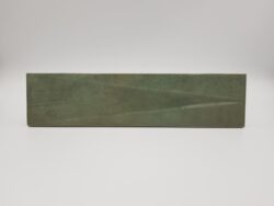 Płytki dekoracyjne na ścianę - Harmony Bari Green Decor 6x24,6 cm. Zielona, błyszcząca płytka cegiełka z wklęsłą powierzchnią - kształt trójkąta od hiszpańskiego producenta Peronda Harmony.