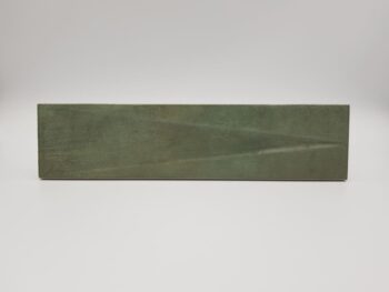 Płytki dekoracyjne na ścianę - Harmony Bari Green Decor 6x24,6 cm. Zielona, błyszcząca płytka cegiełka z wklęsłą powierzchnią - kształt trójkąta od hiszpańskiego producenta Peronda Harmony.