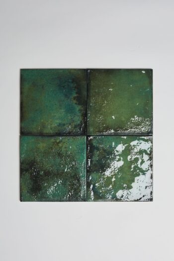 Cztery zielone płytki ceramiczne w formacie 15x15cm Peronda Harmony Legacy green z efektem postarzenia. Zdjęcie pokazuje cudowną, błyszczącą zieloną powierzchnię. Kuchnia w kwadratowych płytkach, tylko z tą glazurą !