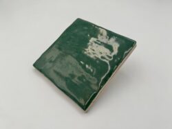 Zielone, kwadratowe płytki do kuchni - Harmony Riad Green 10x10cm. Połyskujące kafelki ścienne w kolorze zielonym.