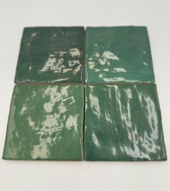 Zielone, kwadratowe płytki do łazienki - Harmony Riad Green 10x10cm. Hiszpańskie płytki na ścianę w odcieniach koloru zielonego.