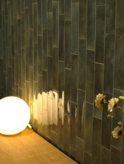 Zielone płytki ścienne - Harmony Bari Green Decor. Hiszpańskie kafelki dekoracyjne z błyszczącą powierzchnią na ścianę.