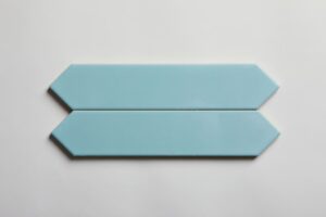 Błękitne płytki łazienkowe - Equipe Arrow Caribbean blue 5x25 cm. Płytki heksagonalne z błyszczącą powierzchnią na ścianę w małym, podłużnym formacie.