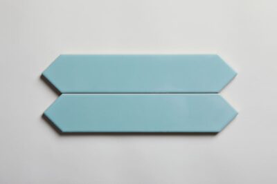 Błękitne płytki łazienkowe - Equipe Arrow Caribbean blue 5x25 cm. Płytki heksagonalne z błyszczącą powierzchnią na ścianę w małym, podłużnym formacie.