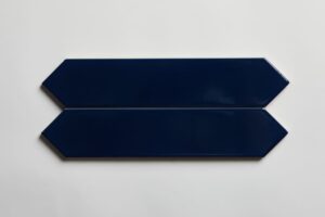 Glazura niebieska - Equipe Arrow Adriatic blue 5×25 cm. Płytki ceramiczne, heksagonalne w małym podłużnym formacie od hiszpańskiego producenta ceramiki, EQUIPE Ceramicas.