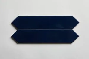 Glazura niebieska - Equipe Arrow Adriatic blue 5x25 cm. Płytki ceramiczne, heksagonalne w małym podłużnym formacie od hiszpańskiego producenta ceramiki, EQUIPE Ceramicas.