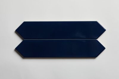 Glazura niebieska - Equipe Arrow Adriatic blue 5x25 cm. Płytki ceramiczne, heksagonalne w małym podłużnym formacie od hiszpańskiego producenta ceramiki, EQUIPE Ceramicas.