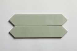 Oliwkowe płytki do kuchni - Equipe Arrow Green halite 5x25 cm. Kafelki w małym podłużnym formacie, ścienne w kolorze oliwkowym - zielonym.