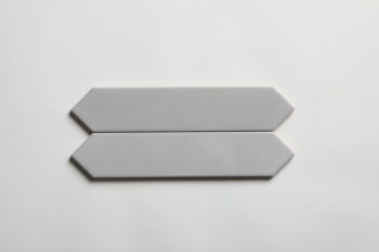 Płytki cegiełki szare połysk - Equipe Arrow quicksilver 5x25 cm. Kafelki ceramiczne, heksagony z błyszczącą powierzchnią na ścianę.