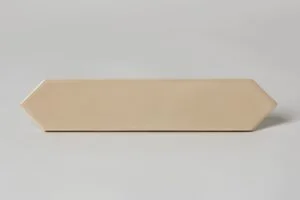 Płytki kremowe - Equipe Arrow Gardenia cream 5x25 cm. Płytki w podłużnym formacie cegiełki typu heksagon na ścianę z błyszczącą powierzchnią.