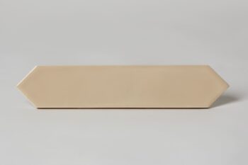 Płytki kremowe - Equipe Arrow Gardenia cream 5x25 cm. Płytki w podłużnym formacie cegiełki typu heksagon na ścianę z błyszczącą powierzchnią.