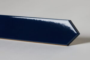 Płytki ścienne niebieskie - Equipe Arrow Adriatic blue 5×25 cm. Cegiełki z błyszczącą powierzchnią typu heksagon na ścianę.