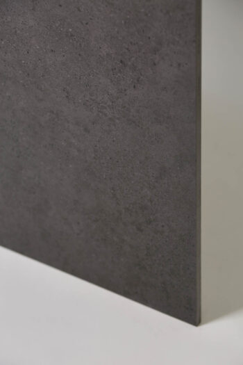 Płyty imitujące beton - CIFRE Ever antracite 120x60 cm. Hiszpańskie gresy z efektem betonu na podłogę lub ścianę.
