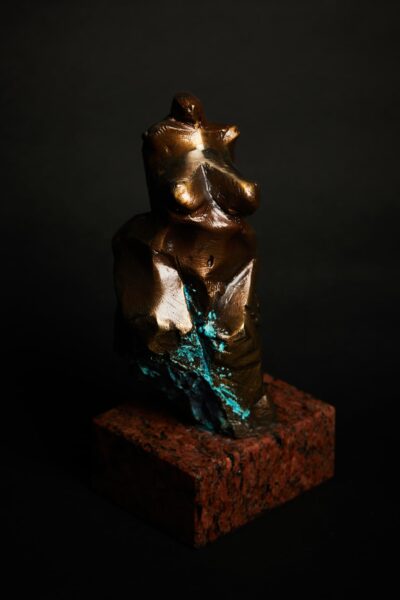 Antyczna rzeźba z brązu - Wenus - akt. Rzeźba z brązu patynowanego na podstawie z granitu.