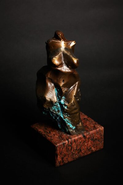 Rzeźba z brązu - antyczna Wenus. Postać na podstawie z czarnego granitu - Szwed.