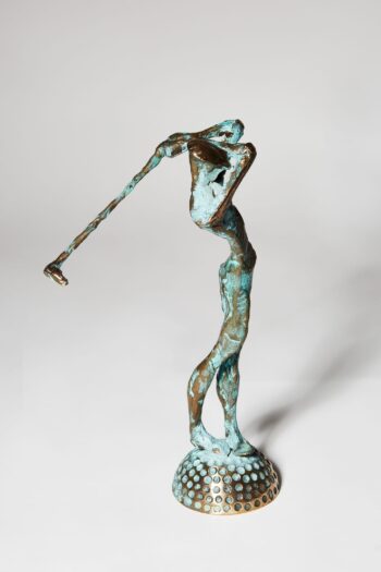 Rzeźba golfisty z brązu patynowanego. Rzeźba jest inspirowana, postacią golfisty w charakterystycznym ruchu.