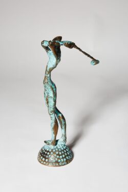 Rzeźby z brązu patynowanego. Postać Golfisty jest wyrazista i ekspresyjna, znakomicie budująca przestrzeń projektowanego wnętrza